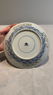 Two Chinese blue and white 'reticulated border' plates, Kangxi — photo 3
