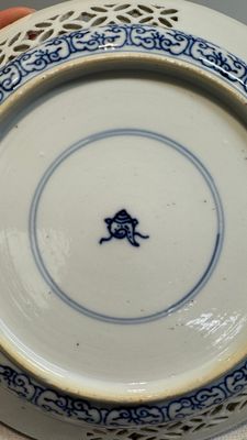 Two Chinese blue and white 'reticulated border' plates, Kangxi — photo 4