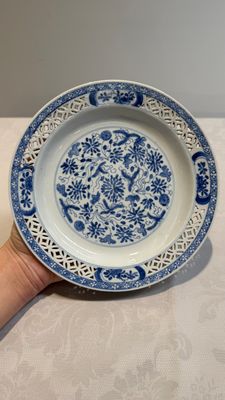 Two Chinese blue and white 'reticulated border' plates, Kangxi — photo 5