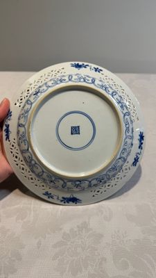 Two Chinese blue and white 'reticulated border' plates, Kangxi — photo 7