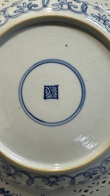 Two Chinese blue and white 'reticulated border' plates, Kangxi — photo 8