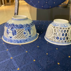 Two Chinese blue and white reticulated bowls, Transitional period and Kangxi — 照片 21