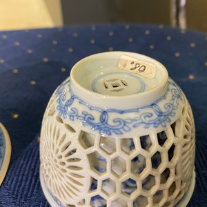 Two Chinese blue and white reticulated bowls, Transitional period and Kangxi — 照片 23