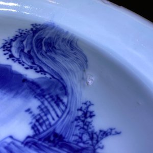 Two Chinese blue and white 'river landscape' dishes, Kangxi/Yongzheng — 照片 13