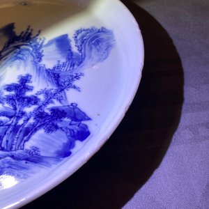 Two Chinese blue and white 'river landscape' dishes, Kangxi/Yongzheng — 照片 10