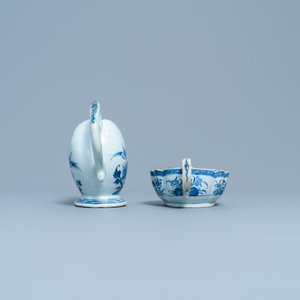Two Chinese blue and white sauce boats on stands, Qianlong — photo 3