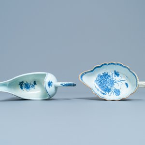 Two Chinese blue and white sauce boats on stands, Qianlong — photo 6