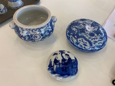 Two Chinese blue and white seal paste boxes and a tripod censer, 19/20th C. — photo 1