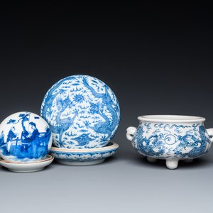 Two Chinese blue and white seal paste boxes and a tripod censer, 19/20th C. — photo 1