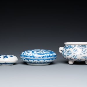 Two Chinese blue and white seal paste boxes and a tripod censer, 19/20th C. — photo 4