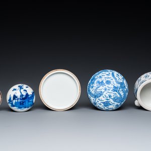 Two Chinese blue and white seal paste boxes and a tripod censer, 19/20th C. — photo 6