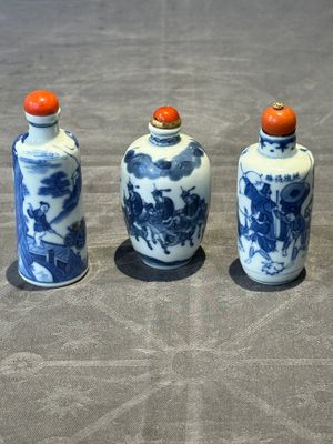 Two Chinese blue and white snuff bottles and a blue, white and copper-red snuff bottle, Yongzheng mark, 19th C. — photo 1