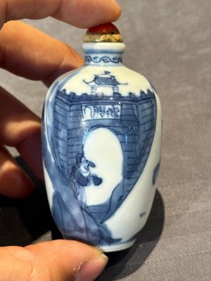 Two Chinese blue and white snuff bottles and a blue, white and copper-red snuff bottle, Yongzheng mark, 19th C. — photo 11