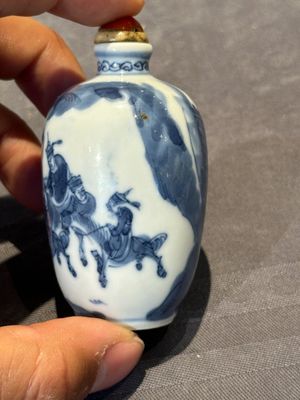 Two Chinese blue and white snuff bottles and a blue, white and copper-red snuff bottle, Yongzheng mark, 19th C. — photo 12