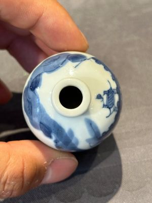 Two Chinese blue and white snuff bottles and a blue, white and copper-red snuff bottle, Yongzheng mark, 19th C. — photo 13