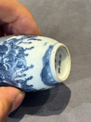 Two Chinese blue and white snuff bottles and a blue, white and copper-red snuff bottle, Yongzheng mark, 19th C. — photo 15