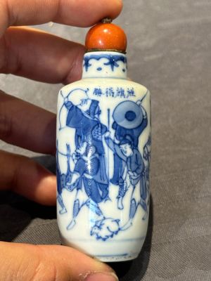 Two Chinese blue and white snuff bottles and a blue, white and copper-red snuff bottle, Yongzheng mark, 19th C. — photo 2