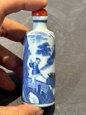 Two Chinese blue and white snuff bottles and a blue, white and copper-red snuff bottle, Yongzheng mark, 19th C. — photo 21
