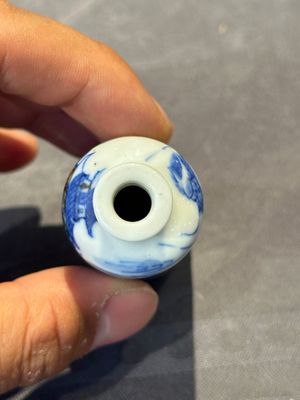 Two Chinese blue and white snuff bottles and a blue, white and copper-red snuff bottle, Yongzheng mark, 19th C. — photo 22