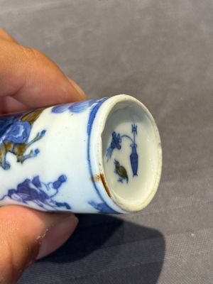 Two Chinese blue and white snuff bottles and a blue, white and copper-red snuff bottle, Yongzheng mark, 19th C. — photo 24
