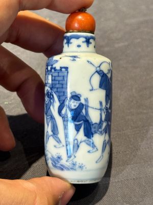 Two Chinese blue and white snuff bottles and a blue, white and copper-red snuff bottle, Yongzheng mark, 19th C. — photo 3