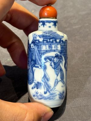 Two Chinese blue and white snuff bottles and a blue, white and copper-red snuff bottle, Yongzheng mark, 19th C. — photo 4