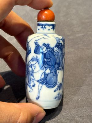 Two Chinese blue and white snuff bottles and a blue, white and copper-red snuff bottle, Yongzheng mark, 19th C. — photo 5