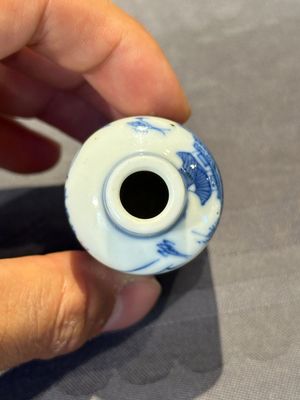 Two Chinese blue and white snuff bottles and a blue, white and copper-red snuff bottle, Yongzheng mark, 19th C. — photo 6
