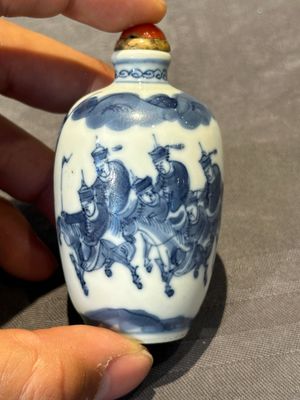 Two Chinese blue and white snuff bottles and a blue, white and copper-red snuff bottle, Yongzheng mark, 19th C. — photo 10