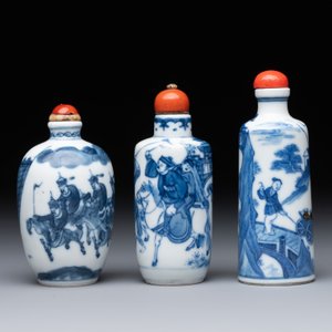 Two Chinese blue and white snuff bottles and a blue, white and copper-red snuff bottle, Yongzheng mark, 19th C. — photo 2