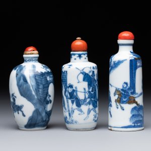 Two Chinese blue and white snuff bottles and a blue, white and copper-red snuff bottle, Yongzheng mark, 19th C. — photo 4