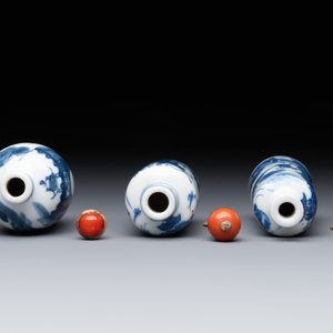 Two Chinese blue and white snuff bottles and a blue, white and copper-red snuff bottle, Yongzheng mark, 19th C. — photo 5