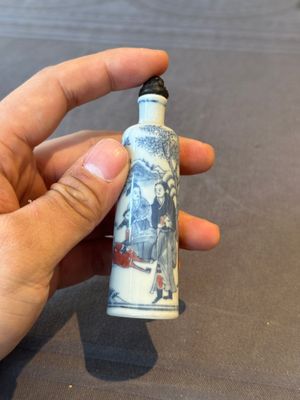 Two Chinese blue and white snuff bottles and two blue, white and copper-red snuff bottles, Yongzheng and Qianlong mark, 19th C. — photo 11