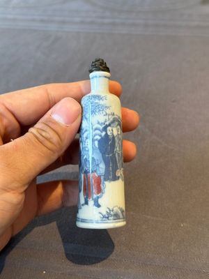 Two Chinese blue and white snuff bottles and two blue, white and copper-red snuff bottles, Yongzheng and Qianlong mark, 19th C. — photo 12