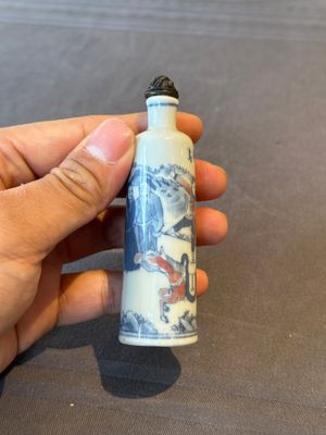 Two Chinese blue and white snuff bottles and two blue, white and copper-red snuff bottles, Yongzheng and Qianlong mark, 19th C. — photo 13