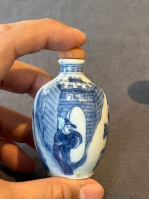 Two Chinese blue and white snuff bottles and two blue, white and copper-red snuff bottles, Yongzheng and Qianlong mark, 19th C. — photo 2
