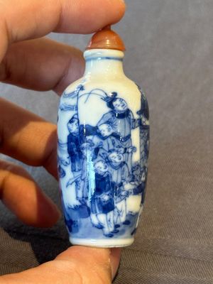 Two Chinese blue and white snuff bottles and two blue, white and copper-red snuff bottles, Yongzheng and Qianlong mark, 19th C. — photo 23