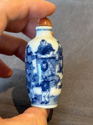 Two Chinese blue and white snuff bottles and two blue, white and copper-red snuff bottles, Yongzheng and Qianlong mark, 19th C. — photo 24