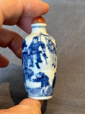 Two Chinese blue and white snuff bottles and two blue, white and copper-red snuff bottles, Yongzheng and Qianlong mark, 19th C. — photo 25