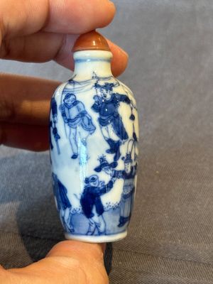 Two Chinese blue and white snuff bottles and two blue, white and copper-red snuff bottles, Yongzheng and Qianlong mark, 19th C. — photo 26