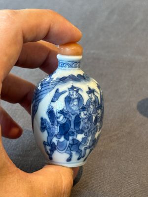 Two Chinese blue and white snuff bottles and two blue, white and copper-red snuff bottles, Yongzheng and Qianlong mark, 19th C. — photo 3