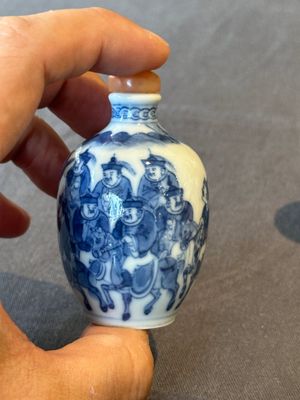 Two Chinese blue and white snuff bottles and two blue, white and copper-red snuff bottles, Yongzheng and Qianlong mark, 19th C. — photo 4