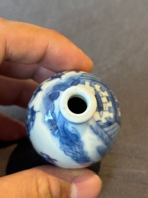 Two Chinese blue and white snuff bottles and two blue, white and copper-red snuff bottles, Yongzheng and Qianlong mark, 19th C. — photo 6