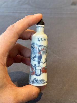 Two Chinese blue and white snuff bottles and two blue, white and copper-red snuff bottles, Yongzheng and Qianlong mark, 19th C. — photo 10