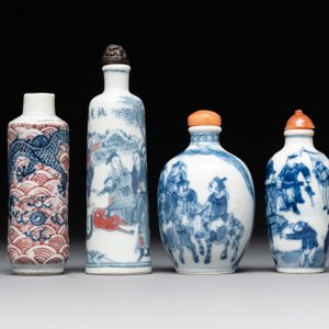 Two Chinese blue and white snuff bottles and two blue, white and copper-red snuff bottles, Yongzheng and Qianlong mark, 19th C. — photo 2
