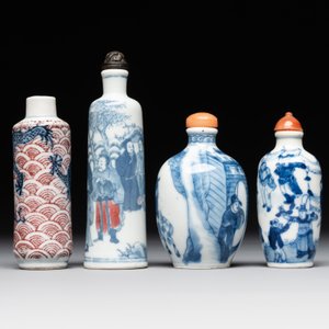 Two Chinese blue and white snuff bottles and two blue, white and copper-red snuff bottles, Yongzheng and Qianlong mark, 19th C. — photo 3