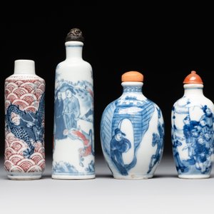 Two Chinese blue and white snuff bottles and two blue, white and copper-red snuff bottles, Yongzheng and Qianlong mark, 19th C. — photo 4