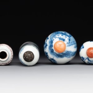 Two Chinese blue and white snuff bottles and two blue, white and copper-red snuff bottles, Yongzheng and Qianlong mark, 19th C. — photo 5