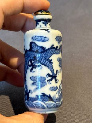 Two Chinese blue and white snuff bottles and two blue, white and copper-red snuff bottles, 19th C. — photo 11