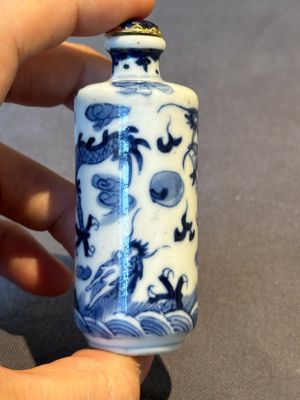 Two Chinese blue and white snuff bottles and two blue, white and copper-red snuff bottles, 19th C. — photo 12
